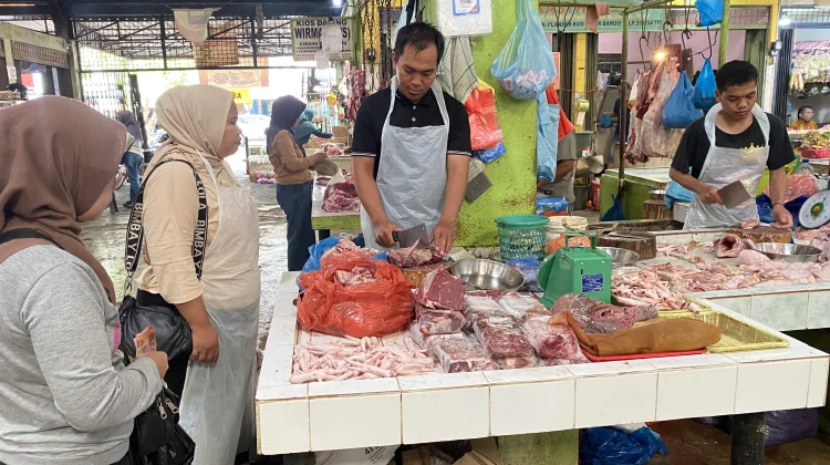 Harga Stabil, Penjualan Daging dan Ayam di Pasar Bintan Center Turun Drastis