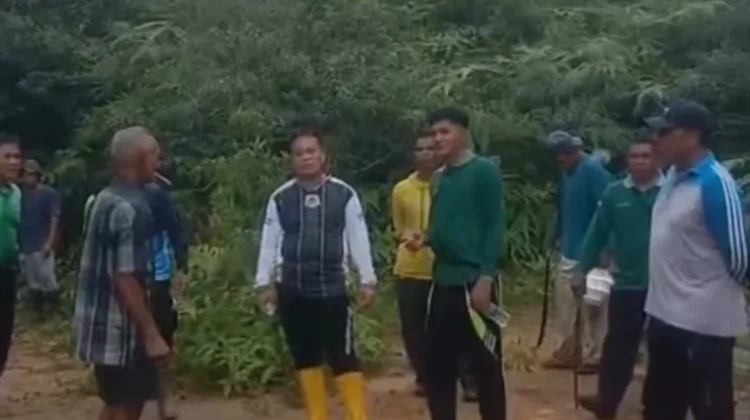 Bupati Lingga Tinjau Jalur Tiang PLN Bersama Warga