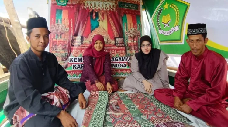 Unik, Dua Pasangan Pengantin Menikah di Kapal Lantera