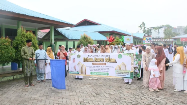 Erizal Abdullah Lepas Pawai Muharam MTsN Tanjungpinang Sambut 1448 Hijriah