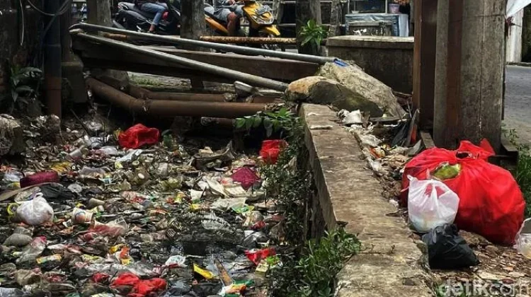 Tumpukan Sampah di Parit Bintan Plaza, Warga Ingatkan Kebersihan