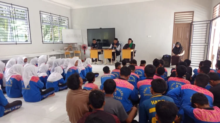 Kemenag Lingga Tanamkan Moderasi Beragama kepada Siswa Senayang
