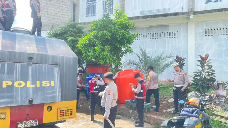 Polres Bintan bersama Batalyon Pelopor B Satbrimob Polda Kepri Bantu Air Bersih