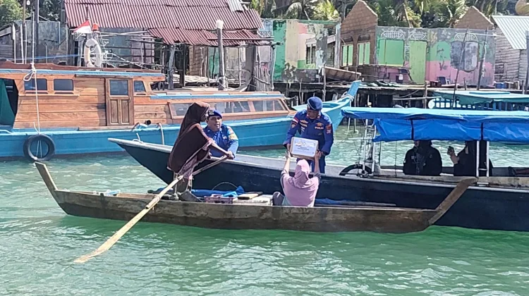 Puluhan Nelayan Tradisional di Pesisir Bintan Terima Bantuan Kebutuhan Pokok
