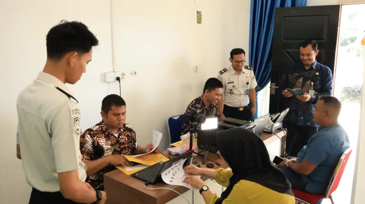Imigrasi Dabo Singkep Jemput Pemohon Paspor Antar Pulau