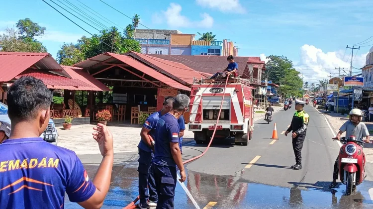 Satlantas dan Damkar Bersihkan Tumpahan Solar di Dabo