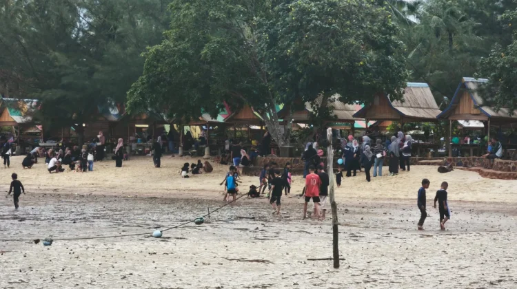 Libur Sekolah, Pantai Dompak Jadi Pilihan Warga Menikmati Waktu Bersama Keluarga