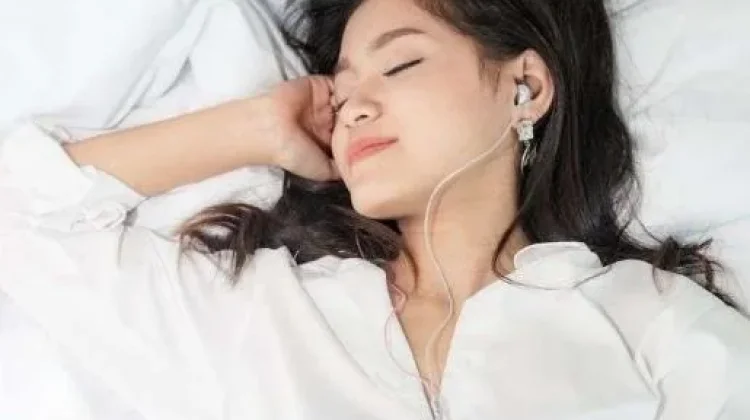 Bahaya Tidur Menggunakan Earphone Bagi Kesehatan Telinga Anda