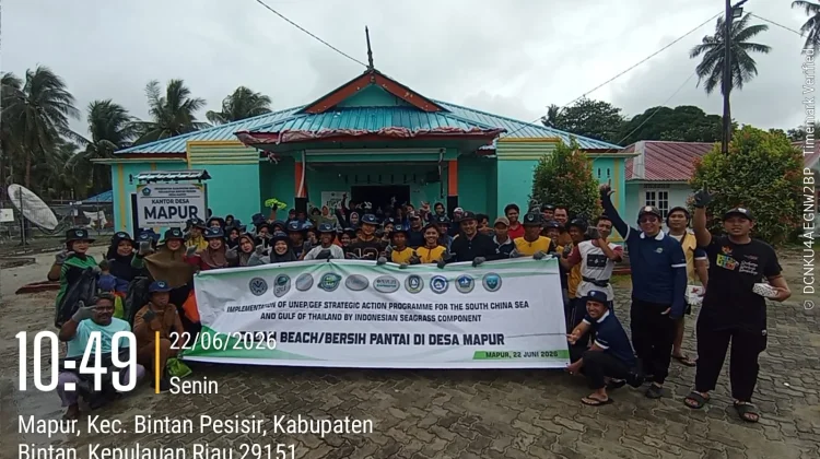Aksi Beach Cleaning Bersama di Desa Mapur, Berhasil Kumpulkan 800 Kg Sampah
