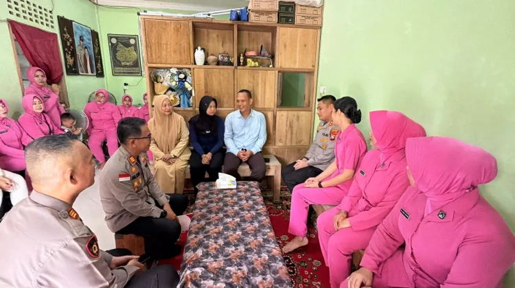 Polres Bintan Gelar Anjangsana dan Bagikan Bansos Jelang Hari Bhayangkara ke-80