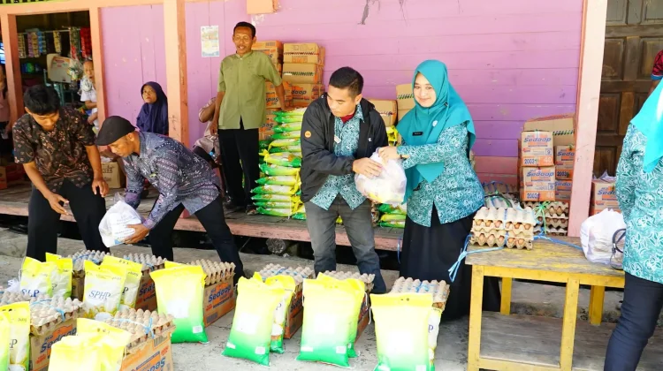 Pemkab Lingga Salurkan 81 Paket Sembako untuk Korban Bencana