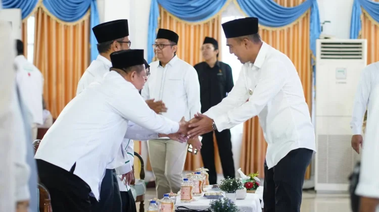 Khitan Massal dan Santunan Yatim Bantu Warga Lingga