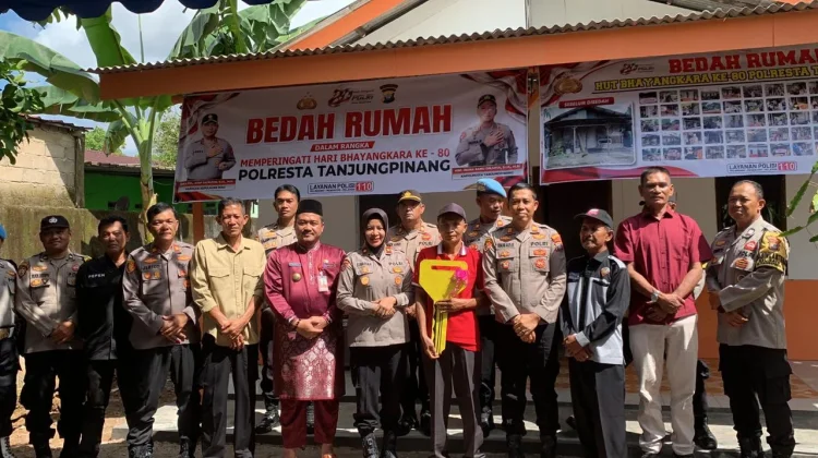 Polsek Tanjungpinang Timur Bedah Rumah Warga Sambut Hari Bhayangkara Ke-80