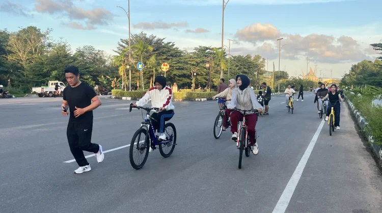 Warga Tanjungpinang Nikmati Akhir Pekan Berolahraga di Jalan Bandara