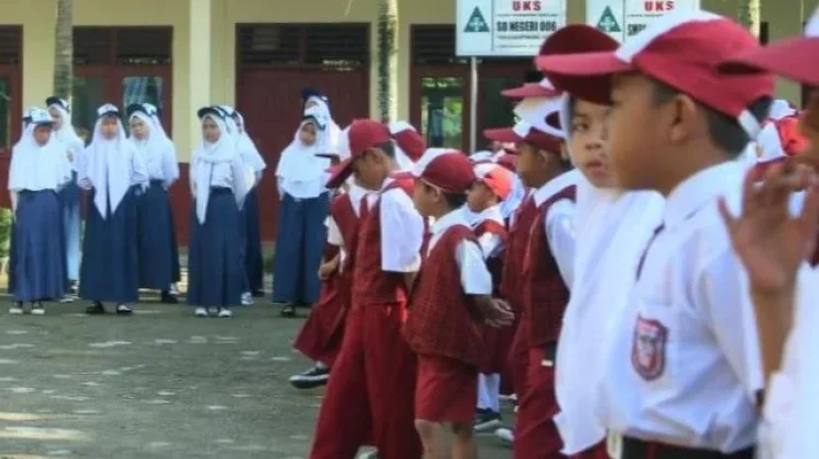 Tunggu Bantuan Seragam Gratis, Wali Murid Pilih Beli Satu Jenis