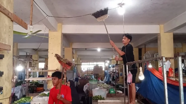 Disperindagkop Lingga Gandeng Pedagang Bersihkan Pasar Sayur Dabo