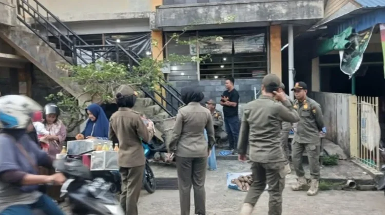 Satpol PP Lingga Tertipkan PKL di Pasar