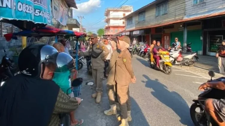 Satpol PP Tertibkan Pedagang dan Parkir Liar