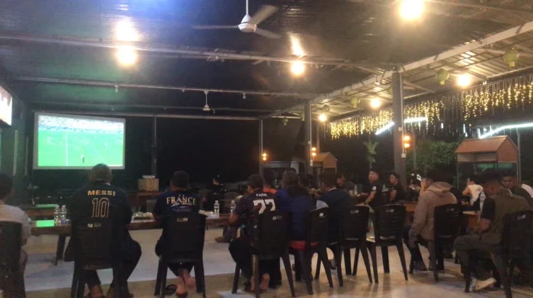 Polres Lingga Nobar Final Piala Dunia Bersama Warga