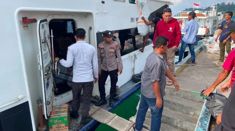 Polisi Kawal Arus Kapal Ferry di Pelabuhan Jagoh