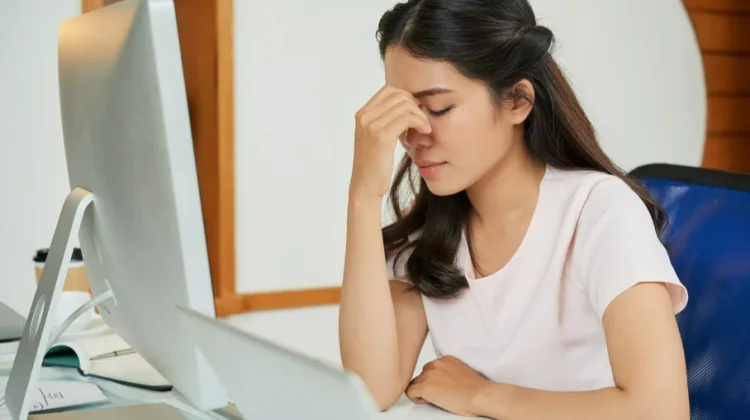 Cara Mengatasi Mata Lelah akibat Terlalu Lama Menatap Layar
