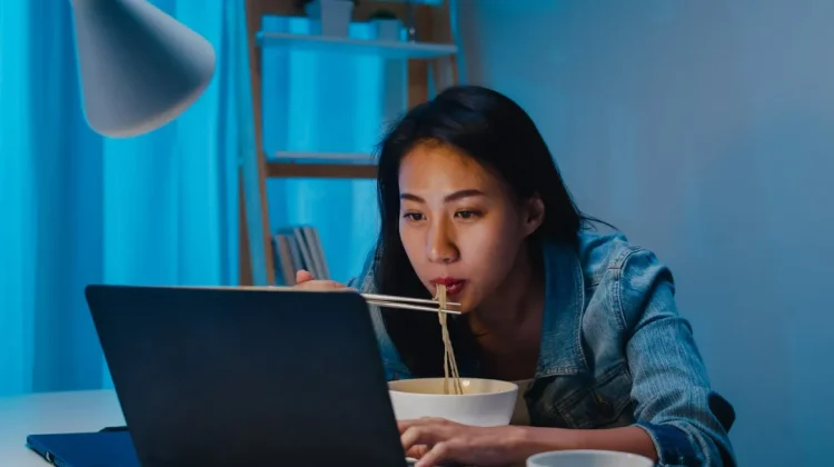 Makan Malam Terlalu Larut, Apa Dampaknya bagi Kesehatan?