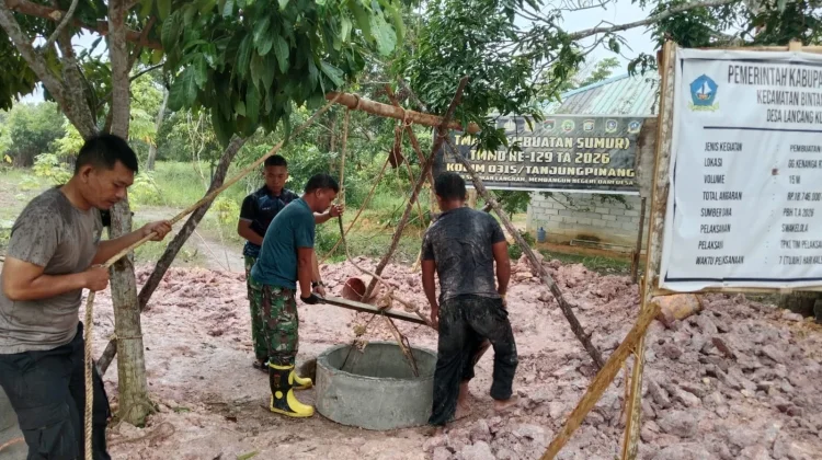 TMMD Ke-129 Kodim 0315/TPI Bangun Sumur Air Bersih untuk Warga Desa Busung