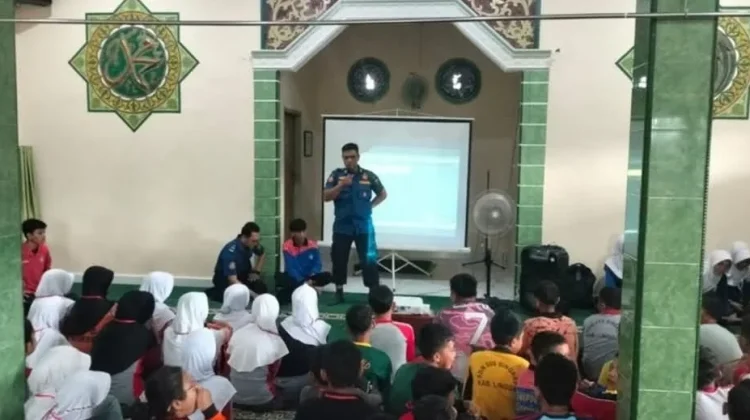 Damkar Edukasi Mitigasi Bencana kepada Siswa Baru