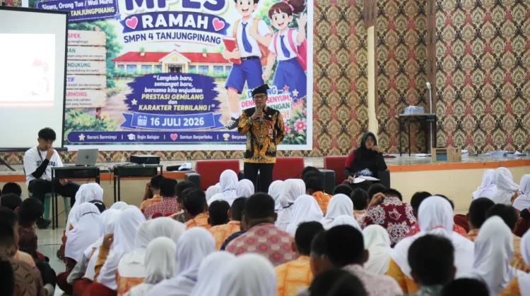 Kadis Kominfo Bekali Siswa SMPN 4 Tanjungpinang Literasi Digital