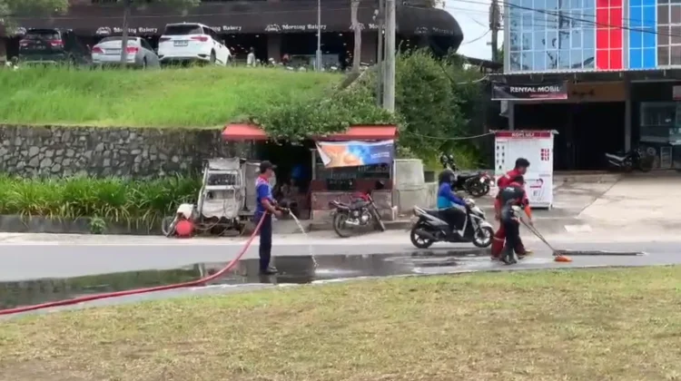Tumpahan Minyak di Bundaran Km 8 Tanjungpinang bahayakan Pengendara