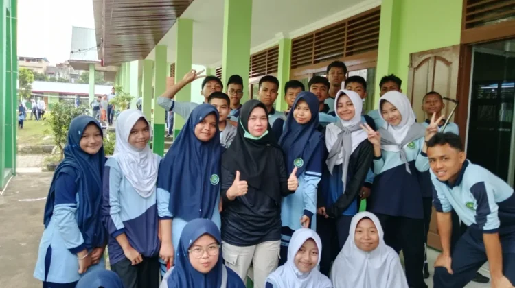 Tim Adiwiyata Bersama MTsN Tanjungpinang Wujudkan Lingkungan Madrasah yang Asri