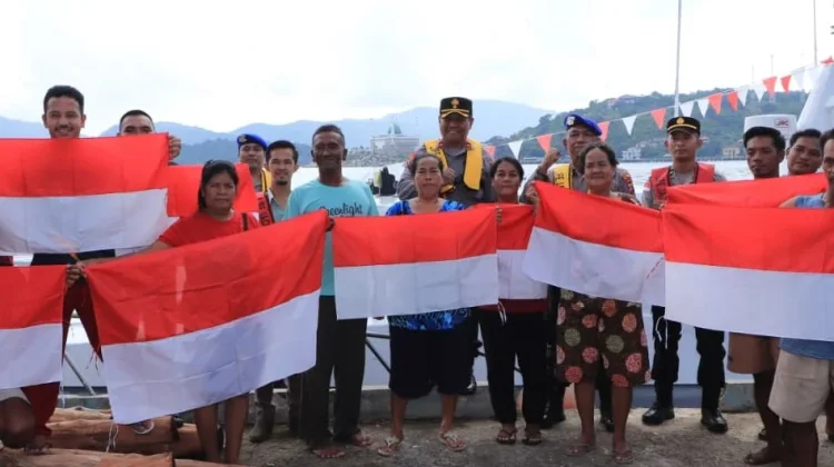 Sempena Hut ke 81 RI, Polres Anambas Bagikan Bendera dan Bansos