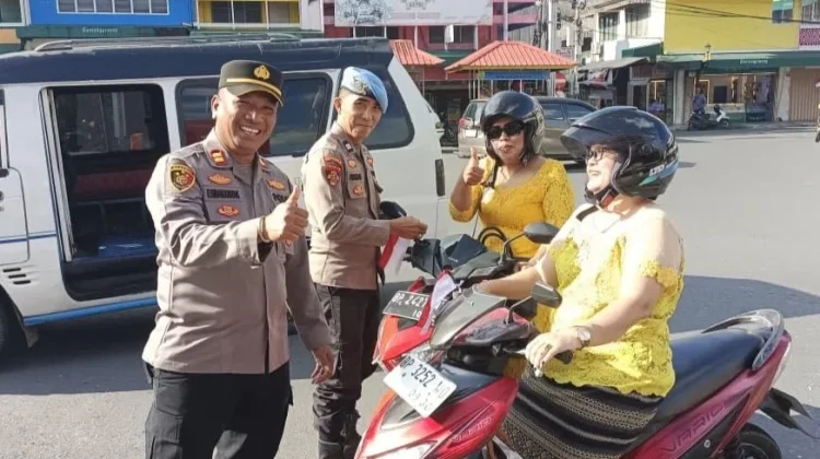 Sambut HUT RI Polsek Tanjungpinang Kota Bagikan Bendera