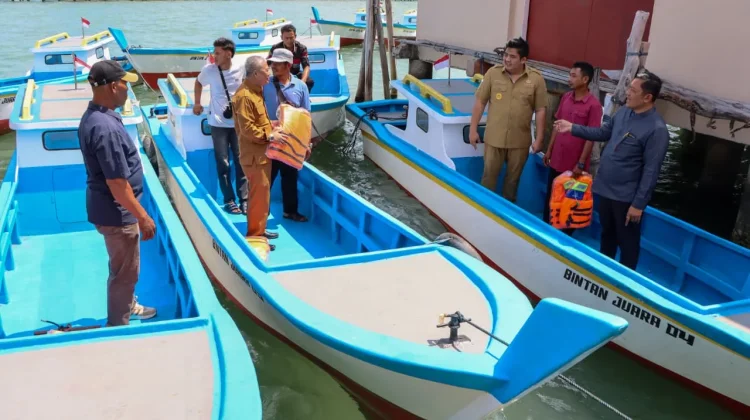 Pemkab Bintan Salurkan Bantuan Kapal dan Boat untuk Nelayan