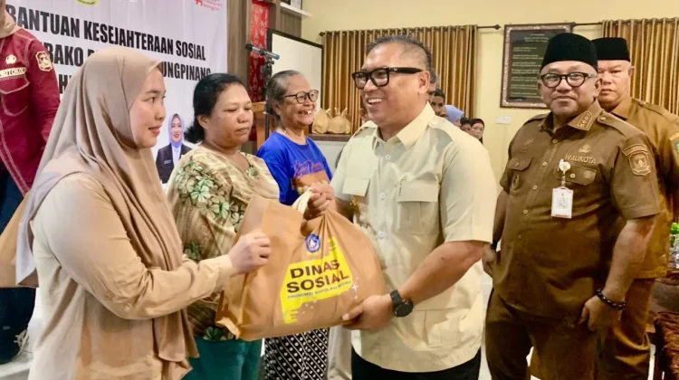 Ringankan Beban Warga, Pemprov Kepri Bagi 1.820 Paket Sembako