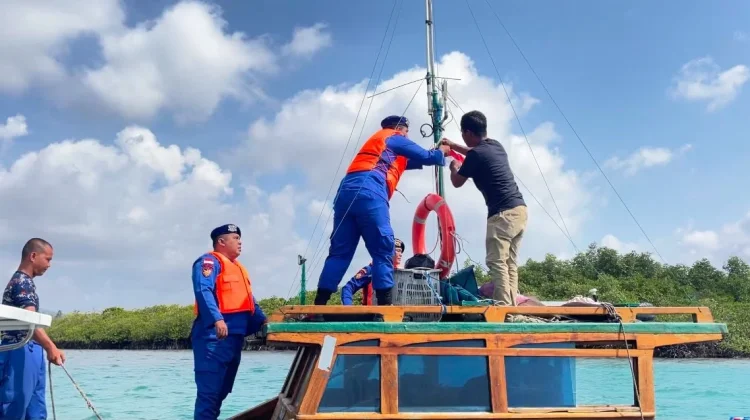 Satpolairud Polres Bintan Bagikan Bendera Merah Putih kepada Nelayan