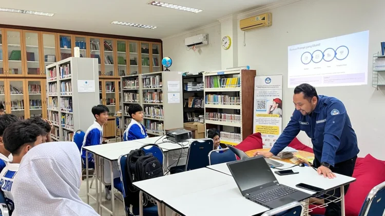 Siswa MTs Madani Tebu Ireng Belajar AI di Perpustakaan BPMP Kepri