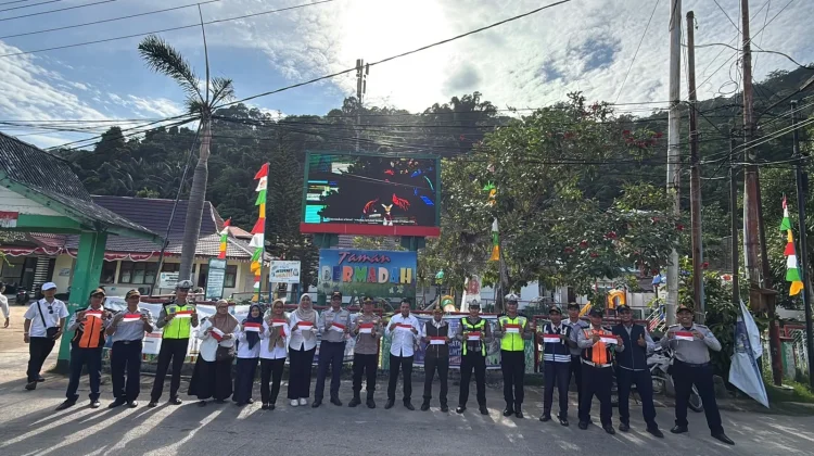 Satlantas Anambas Bagikan Bendera Merah Putih Sambut HUT Ke-81 RI
