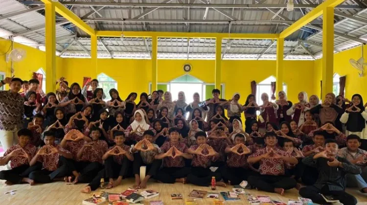 Mahasiswa KKN STAIN SAR Kepri Gelar Literasi Keliling di SMAN 1 Mantang