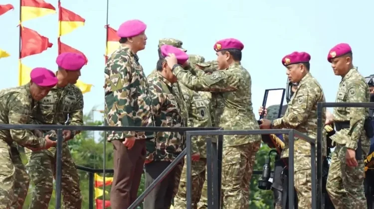 Pejabat Negara Sandang Kehormatan Korps Marinir di Lingga