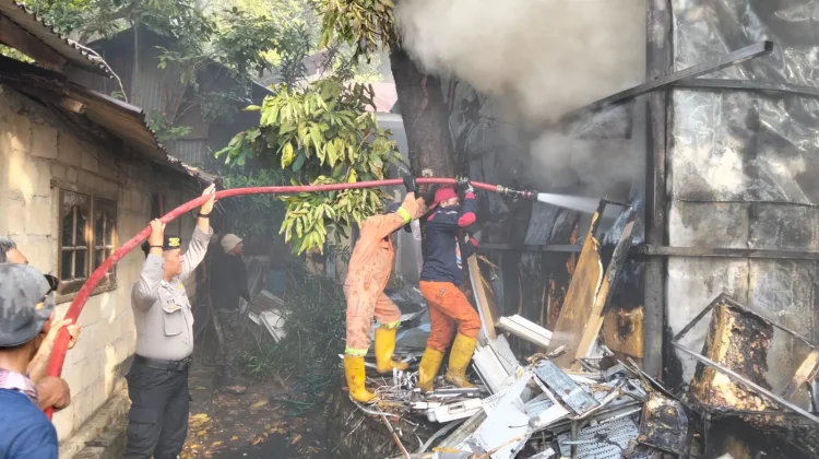 Lebih dari Satu Jam, Api yang Menghanguskan Gudang Elektronik Berhasil Dipadamkan