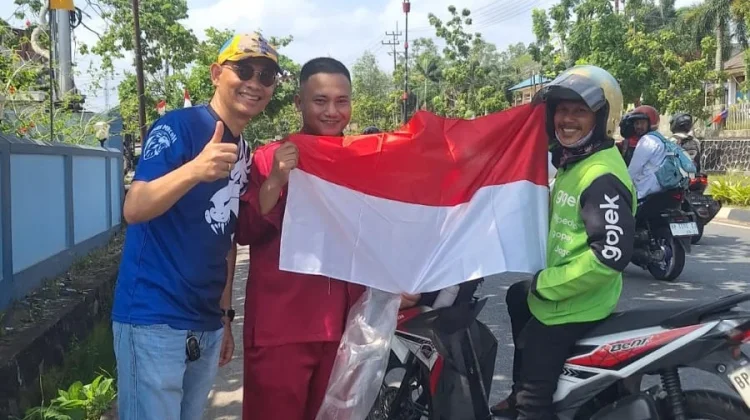 Disnakertrans Kepri Bagikan Puluhan Bendera Merah Putih Sambut HUT Ke-81 RI
