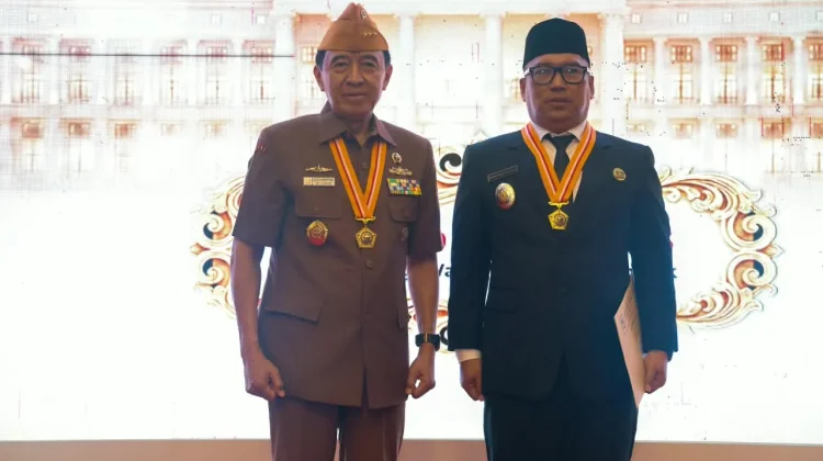 Wagub Kepri Nyanyang Haris Pratamura Dianugerahi Bintang LVRI
