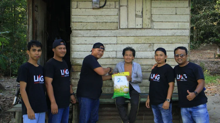 Puluhan Paket Beras Disalurkan di HUT ke-2 LMG