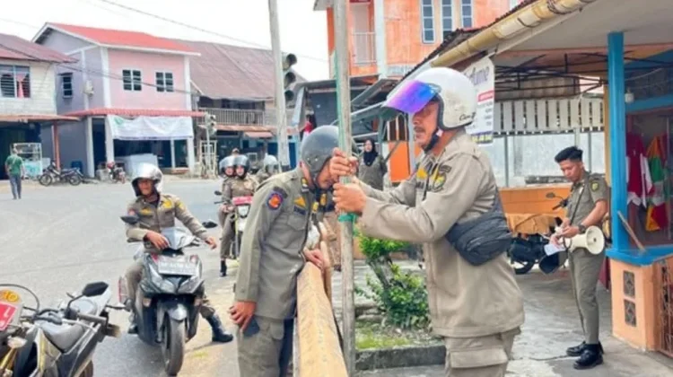 Satpol PP Lingga Imbau Warga Kibarkan Merah Putih