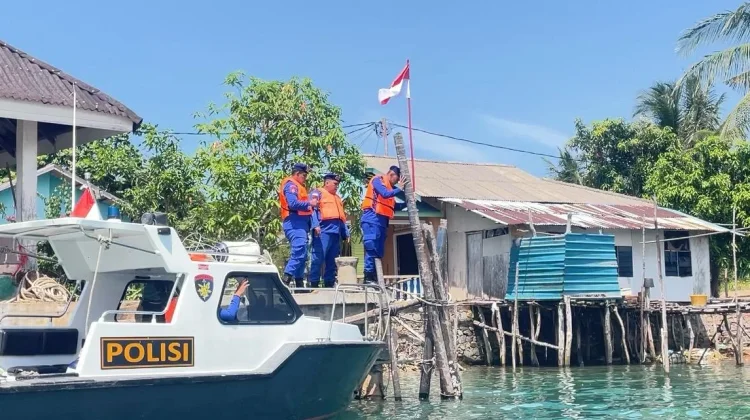 Satpolairud Polres Bintan Bagikan Bendera Merah Putih ke Nelayan Pesisir