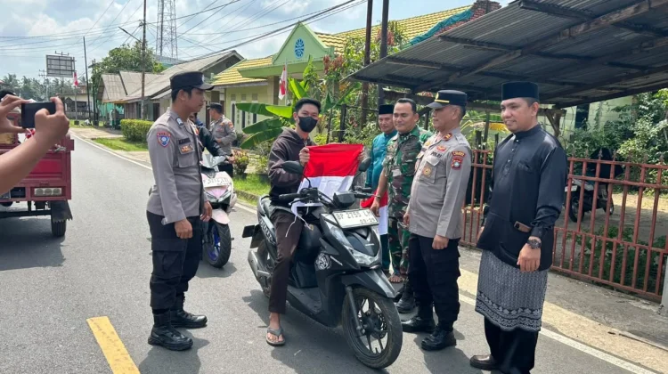 Polri-TNI dan Pemkab Lingga Bagikan Bendera Merah Putih