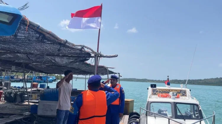 Satpolairud Polres Bintan Bagi-bagi Bendera Merah Putih di Pesisir