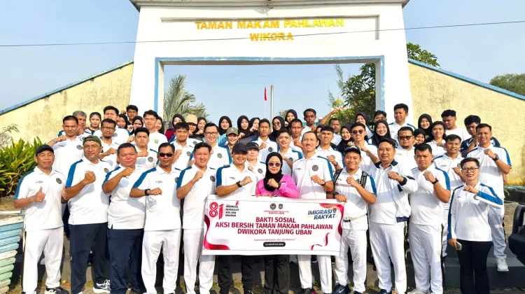 Semarakan Hut RI, Kantor Imigrasi Tanjung Uban Gelar Aksi Kebersihan di TMP Dwikora
