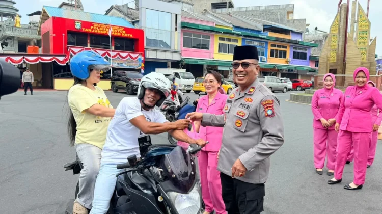 Sebanyak 100 Nasi Kotak Dibagikan Polsek Tanjungpinang Kota Melalui Jumat Berkah